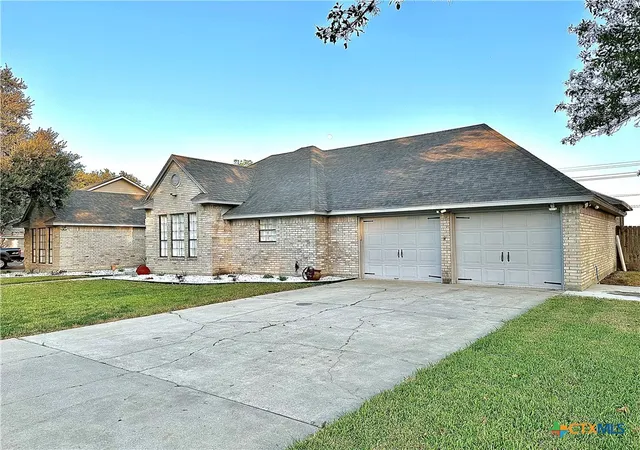 Photo 3 of Sale Pending at 203 Chimney Rock Dr, Victoria, TX 77904 | MLS# 621430 | Listing updated on 2026-09-14
