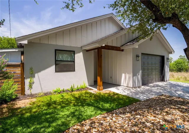 Photo 2 of Single family home for sale at 638 Oak Ln, Cottonwood Shores, TX 78657 | MLS# 621479 | Listing updated on 2026-08-31