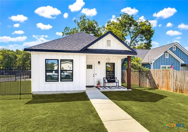 Photo 1 of Single family home for sale at 303 Pine St, Luling, TX 78648 | MLS# 621514 | Listing updated on 2026-08-05