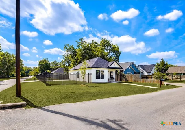 Photo 2 of Single family home for sale at 303 Pine St, Luling, TX 78648 | MLS# 621514 | Listing updated on 2026-08-05