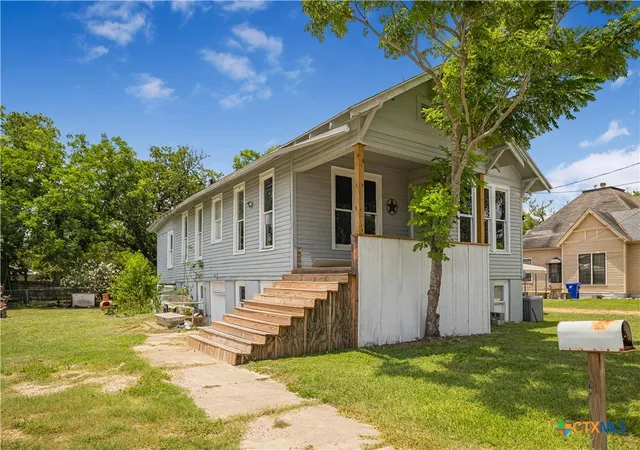 Photo 3 of Single family home for sale at 414 E Hochheim St, Yoakum, TX 77995 | MLS# 621250 | Listing updated on 2026-08-05
