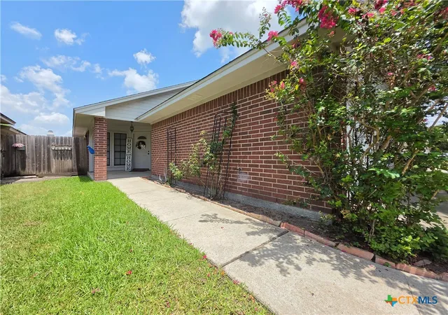 Photo 2 of Single family home for sale at 104 Waterford Dr, Victoria, TX 77901 | MLS# 621846 | Listing updated on 2026-08-06