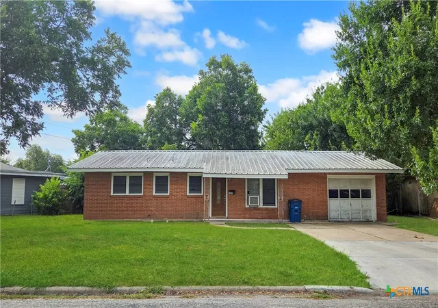 Photo 1 of Single family home for sale at 1402 Springwood Ln, Port Lavaca, TX 77979 | MLS# 621588 | Listing updated on 2026-08-07