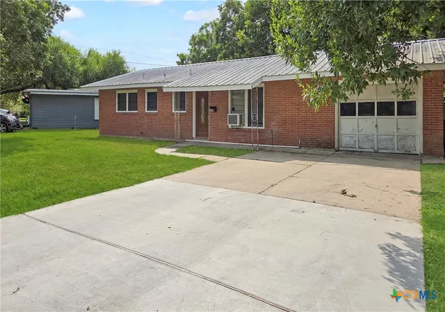 Photo 2 of Single family home for sale at 1402 Springwood Ln, Port Lavaca, TX 77979 | MLS# 621588 | Listing updated on 2026-08-07