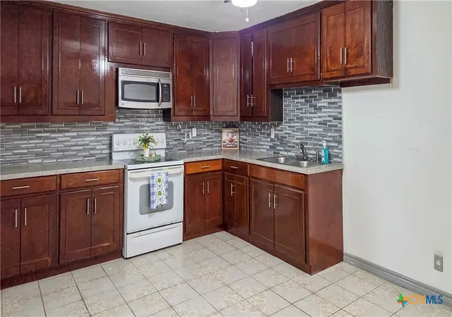Photo 4 of Single family home for sale at 1402 Springwood Ln, Port Lavaca, TX 77979 | MLS# 621588 | Listing updated on 2026-08-07
