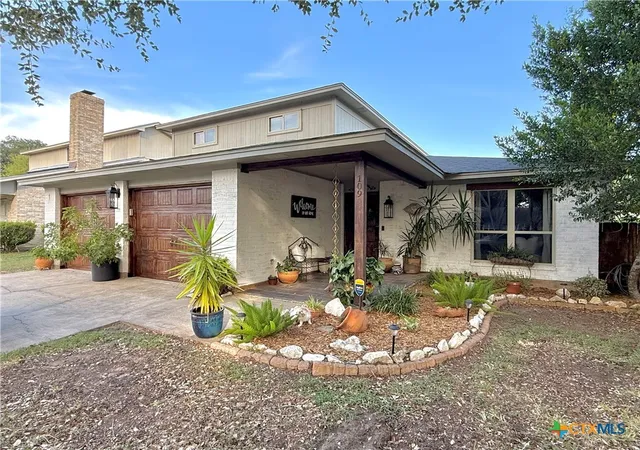 Photo 3 of Sale Pending at 109 Perth St, Victoria, TX 77904 | MLS# 622088 | Listing updated on 2026-10-03