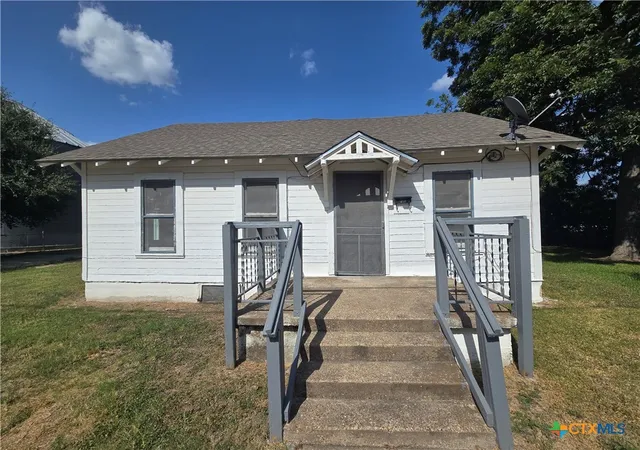 Photo 1 of Single family home for sale at 320 Commerce St, Marlin, TX 76661 | MLS# 622141 | Listing updated on 2026-08-10