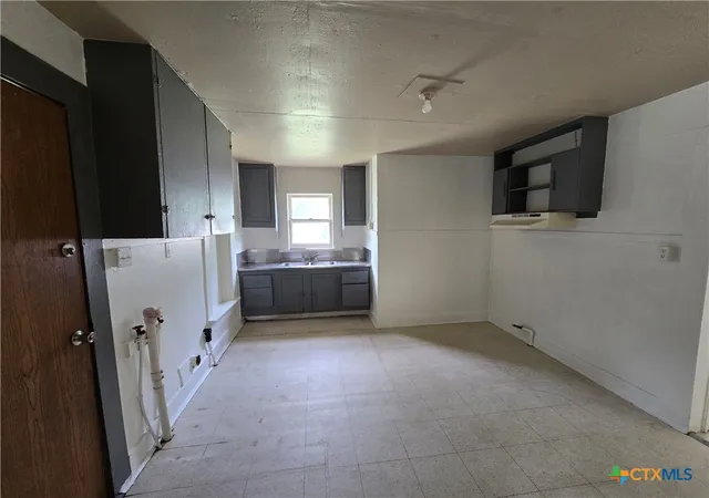 Photo 3 of Single family home for sale at 320 Commerce St, Marlin, TX 76661 | MLS# 622141 | Listing updated on 2026-08-10
