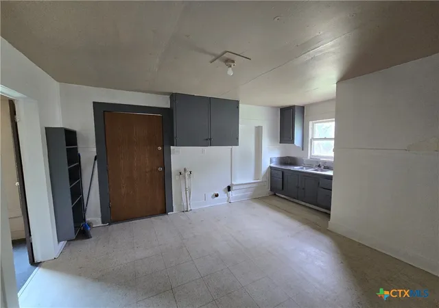 Photo 4 of Single family home for sale at 320 Commerce St, Marlin, TX 76661 | MLS# 622141 | Listing updated on 2026-08-10