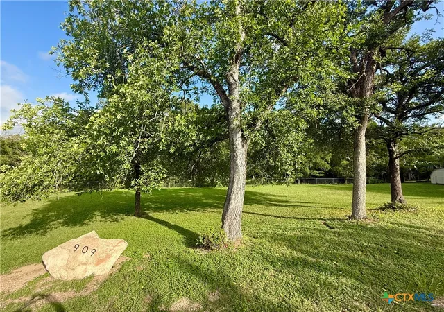 Photo 3 of Sale Pending at 909 Center Cir, Salado, TX 76571 | MLS# 622280 | Listing updated on 2026-09-29