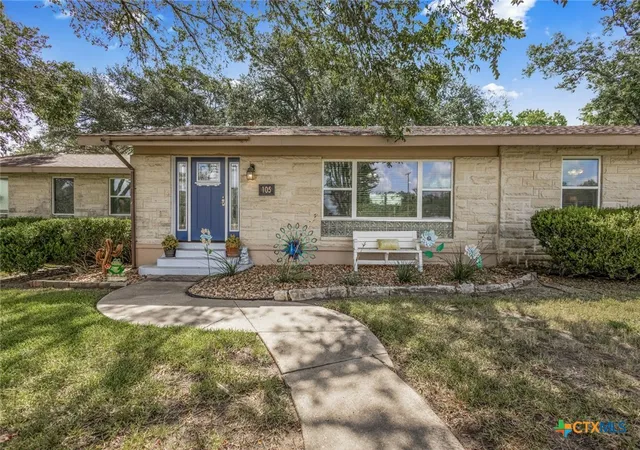 Photo 3 of Single family home for sale at 105 S Us Hwy 77a, Yoakum, TX 77995 | MLS# 622052 | Listing updated on 2026-09-04