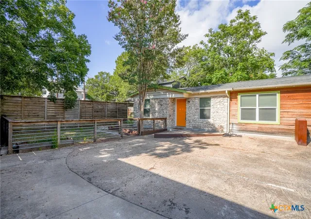 Listing Photo 4 - Condo for sale in building located at 1705 E 14Th St, Austin, TX 78702 - Unit #B
