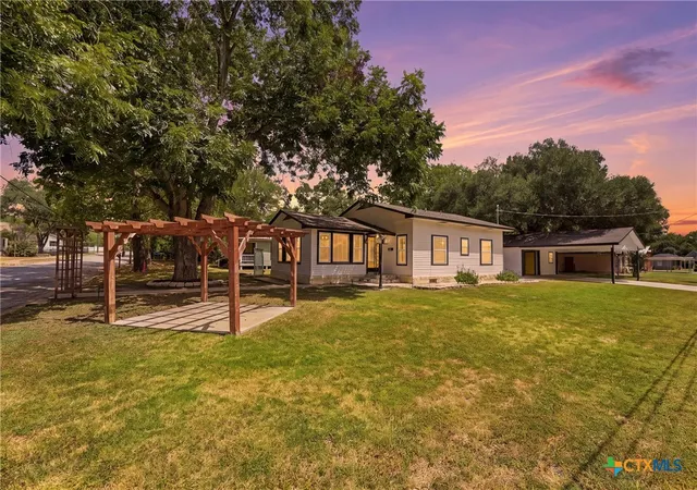 Photo 1 of Single family home for sale at 104 N Bright St, Gonzales, TX 78629 | MLS# 622434 | Listing updated on 2026-08-12