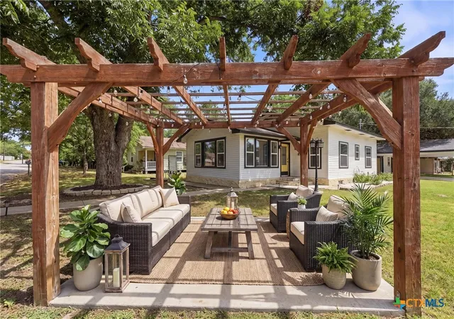 Photo 3 of Single family home for sale at 104 N Bright St, Gonzales, TX 78629 | MLS# 622434 | Listing updated on 2026-08-12
