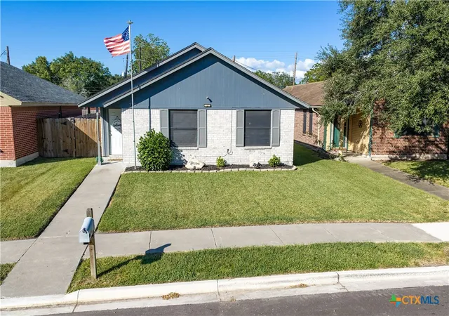 Photo 2 of Single family home for sale at 110 Idylwood Pl, Victoria, TX 77901 | MLS# 621797 | Listing updated on 2026-08-12