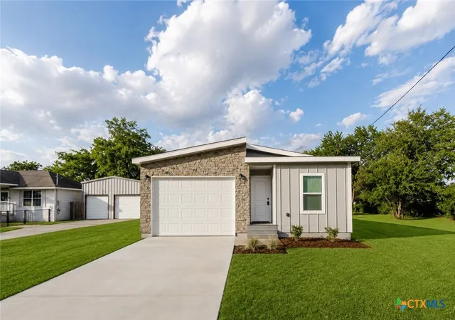 Photo 1 of Single family home for sale at 404 Bridge St, Cuero, TX 77954 | MLS# 622466 | Listing updated on 2026-08-19