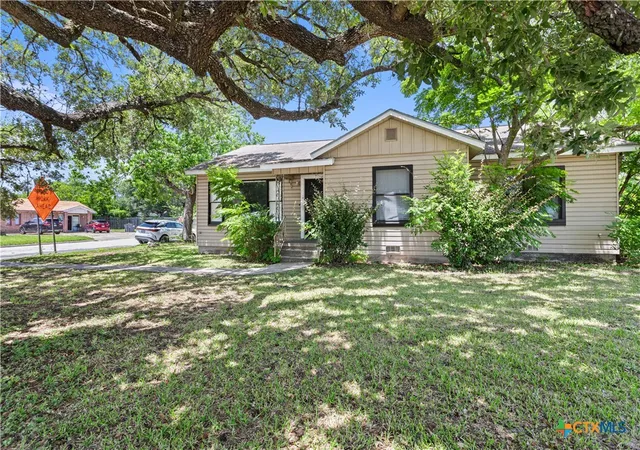 Photo 1 of Single family home for sale at 1902 E Red River St, Victoria, TX 77901 | MLS# 621288 | Listing updated on 2026-08-19