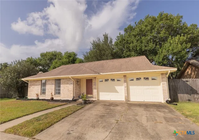 Photo 2 of Sale Pending at 410 Paisano Dr, Victoria, TX 77904 | MLS# 622753 | Listing updated on 2026-08-17