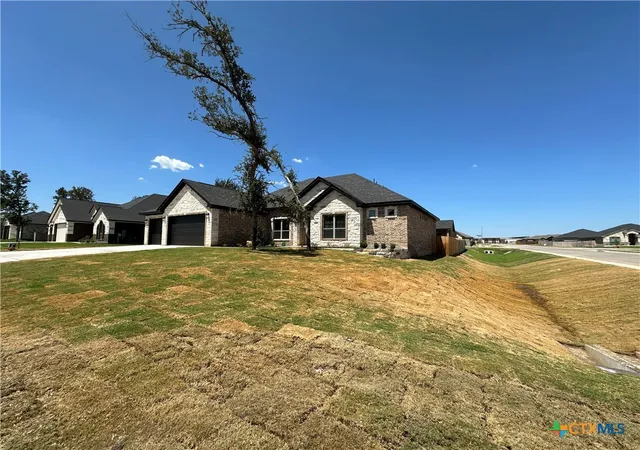 Photo 2 of Sale Pending at 800 Eagle Hts Dr, Salado, TX 76571 | MLS# 622772 | Listing updated on 2026-09-17