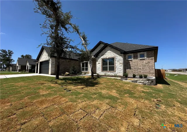 Photo 3 of Sale Pending at 800 Eagle Hts Dr, Salado, TX 76571 | MLS# 622772 | Listing updated on 2026-09-17
