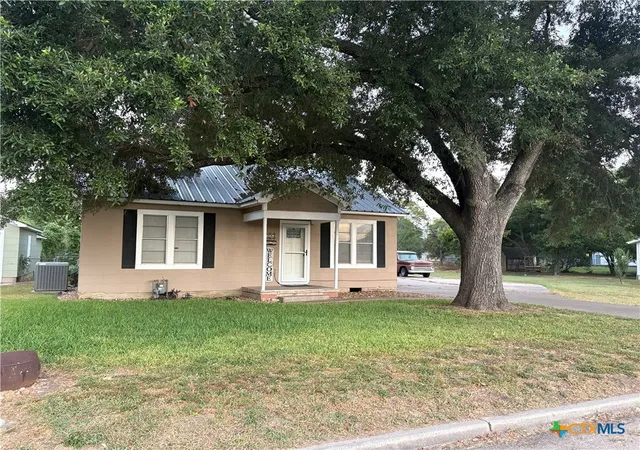 Photo 1 of Single family home for sale at 326 S Texana St, Hallettsville, TX 77964 | MLS# 622238 | Listing updated on 2026-09-11