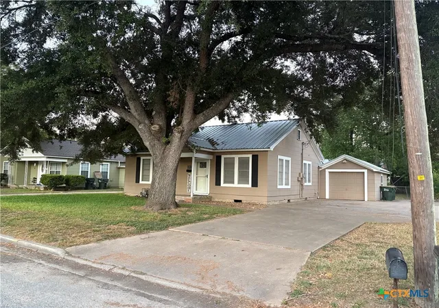 Photo 2 of Single family home for sale at 326 S Texana St, Hallettsville, TX 77964 | MLS# 622238 | Listing updated on 2026-09-11
