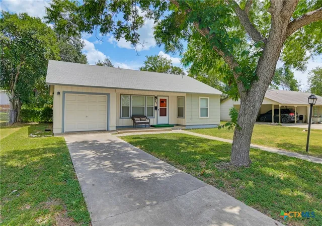 Photo 2 of Single family home for sale at 437 Wallace St, Seguin, TX 78155 | MLS# 622779 | Listing updated on 2026-08-18