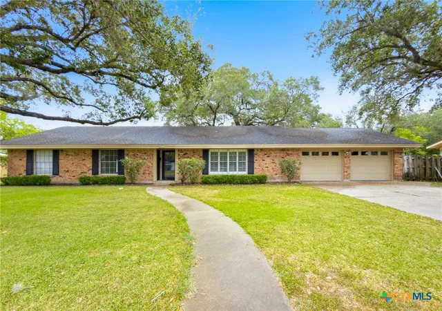 Photo 1 of Single family home for sale at 2201 College Dr, Victoria, TX 77901 | MLS# 622914 | Listing updated on 2026-08-18