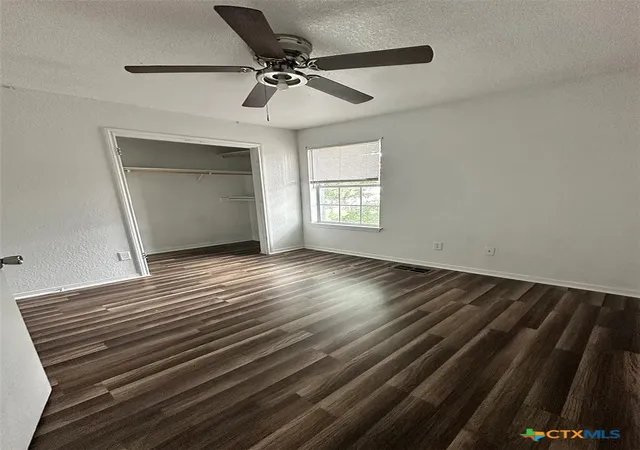 Listing Photo 2 - Condo for sale in building located at 1406 Dugger Cir, Killeen, TX 76543 - Unit #