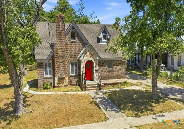 Photo 1 of Single family home for sale at 210 S Cedar St, Seguin, TX 78155 | MLS# 623297 | Listing updated on 2026-08-22
