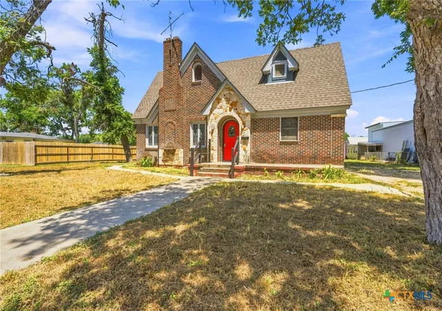 Photo 2 of Single family home for sale at 210 S Cedar St, Seguin, TX 78155 | MLS# 623297 | Listing updated on 2026-08-22