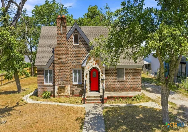 Photo 3 of Single family home for sale at 210 S Cedar St, Seguin, TX 78155 | MLS# 623297 | Listing updated on 2026-08-22