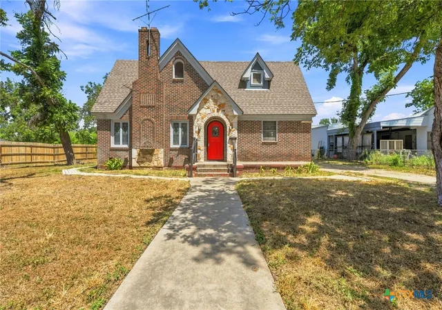 Photo 3 of Single family home for sale at 210 S Cedar St, Seguin, TX 78155 | MLS# 623297 | Listing updated on 2026-08-22