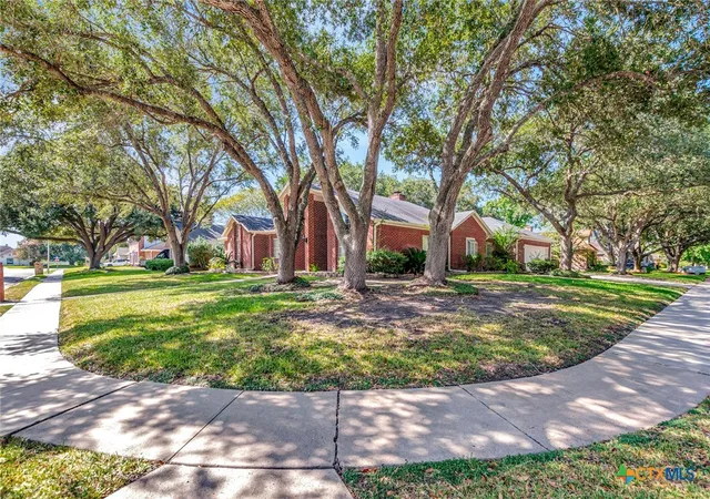 Photo 2 of Single family home for sale at 107 Tournament Dr, Victoria, TX 77904 | MLS# 622532 | Listing updated on 2026-09-11