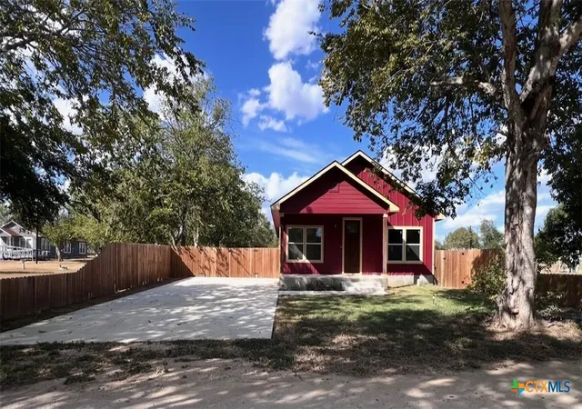 Photo 2 of Single family home for sale at 410 W Trinity St, Luling, TX 78648 | MLS# 623173 | Listing updated on 2026-09-08