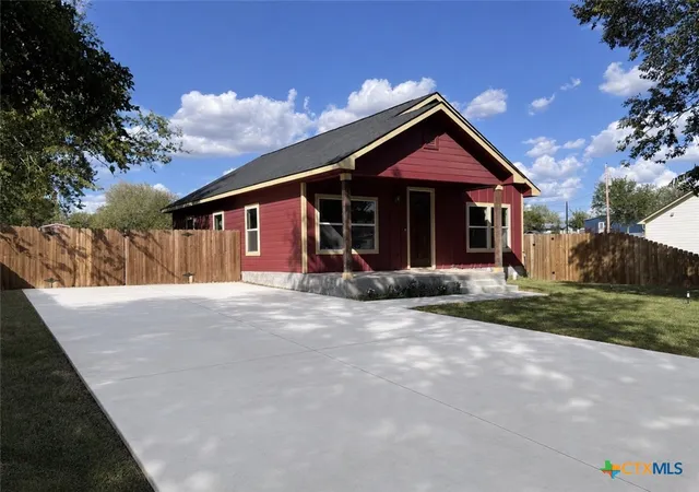 Photo 3 of Single family home for sale at 410 W Trinity St, Luling, TX 78648 | MLS# 623173 | Listing updated on 2026-09-08