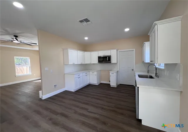 Photo 3 of Single family home for sale at 410 W Trinity St, Luling, TX 78648 | MLS# 623173 | Listing updated on 2026-09-08