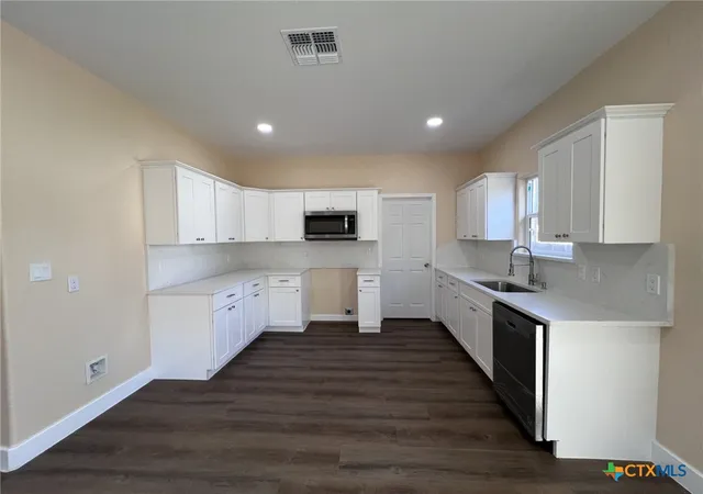 Photo 4 of Single family home for sale at 410 W Trinity St, Luling, TX 78648 | MLS# 623173 | Listing updated on 2026-09-08