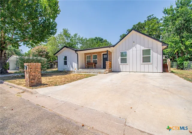 Photo 2 of Single family home for sale at 1704 N Hoover Ave, Cameron, TX 76520 | MLS# 623329 | Listing updated on 2026-09-03