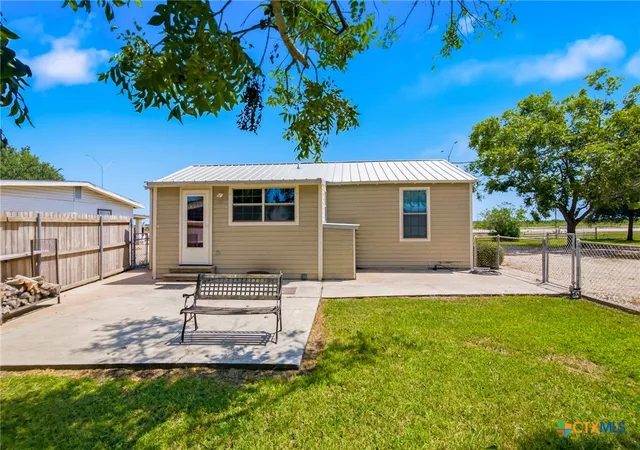 Photo 3 of Single family home for sale at 7214 State Hwy 185, Victoria, TX 77905 | MLS# 623490 | Listing updated on 2026-08-25