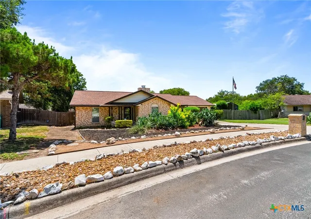 Photo 2 of Sale Pending at 6002 Crown Wy, San Antonio, TX 78239 | MLS# 623619 | Listing updated on 2026-08-26