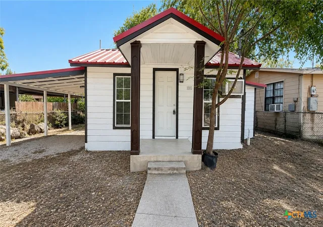 Photo 1 of Single family home for sale at 1001 Tony Lee St, Seguin, TX 78155 | MLS# 623539 | Listing updated on 2026-08-31
