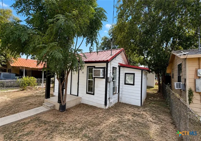 Photo 2 of Single family home for sale at 1001 Tony Lee St, Seguin, TX 78155 | MLS# 623539 | Listing updated on 2026-08-31