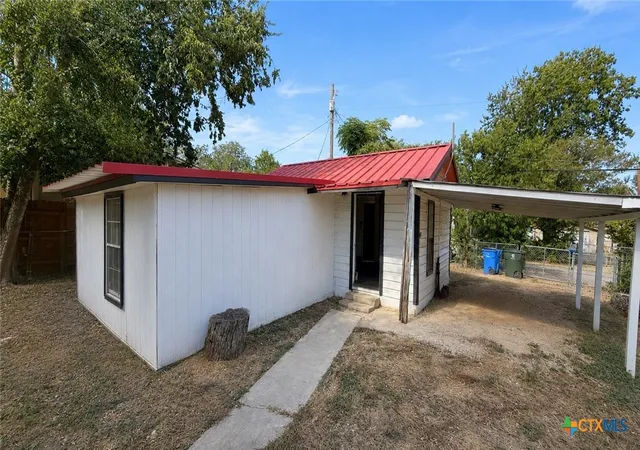 Photo 4 of Single family home for sale at 1001 Tony Lee St, Seguin, TX 78155 | MLS# 623539 | Listing updated on 2026-08-31