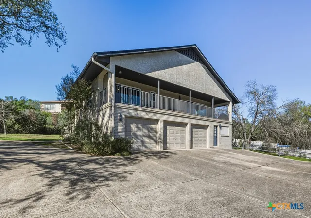 Photo 3 of Single family home for sale at 21 Royal Crst, New Braunfels, TX 78130 | MLS# 623726 | Listing updated on 2026-09-08