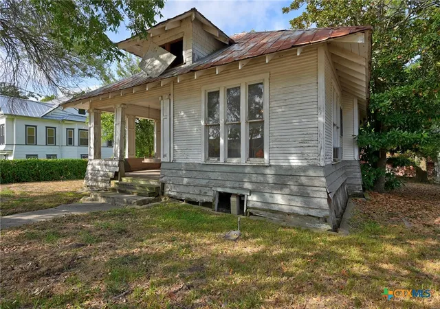 Photo 2 of Single family home for sale at 124 Avenue I, Shiner, TX 77984 | MLS# 623637 | Listing updated on 2026-09-03