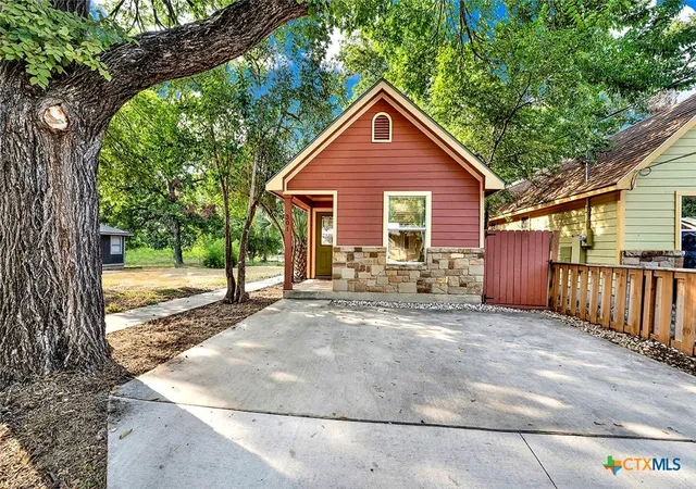 Photo 1 of Single family home for sale at 301 Armstrong St, San Marcos, TX 78666 | MLS# 623861 | Listing updated on 2026-08-30