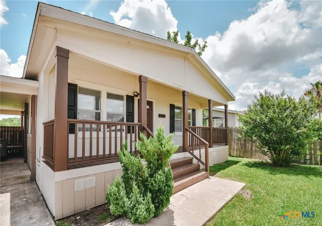 Photo 3 of Manufactured home for sale at 807 E Mesquite Ln, Victoria, TX 77901 | MLS# 624095 | Listing updated on 2026-09-14