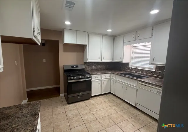 Photo 3 of Single family home for sale at 1801 E Walnut Ave, Victoria, TX 77901 | MLS# 624209 | Listing updated on 2026-09-02
