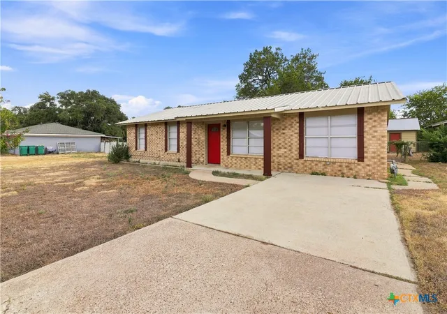 Photo 3 of Single family home for sale at 1400 Magnolia St, Belton, TX 76513 | MLS# 624195 | Listing updated on 2026-09-05